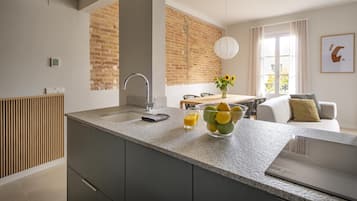 Full-size fridge, microwave, oven, stovetop