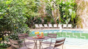 Una piscina al aire libre