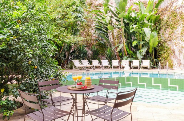 Outdoor pool - Aspasios Garden Apartments (Barcelona)