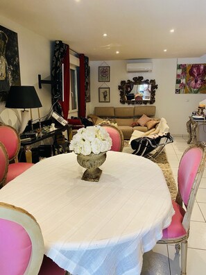 Interior - Charming artist's house. (Nîmes)