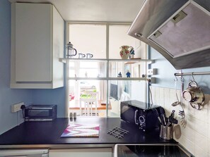 Fridge, microwave, oven, toaster - Stonesthrow - Bognor Regis -  a flat that sleeps 4 guests  in 2 bedrooms (Bognor Regis)