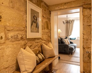 スマートテレビ、暖炉、書庫