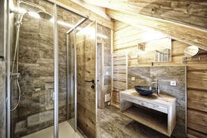 Suihku, hiustenkuivaaja, pyyhkeet, saippua