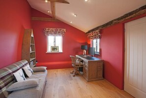 Smart TV, fireplace, books, stereo - Butterfly Barn - Large Essex Barn (STEBBING)