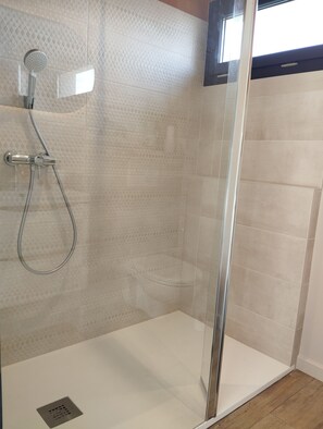 Badewanne, Haartrockner, Handtücher, Seife