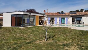 A modern house with a swimming pool, large glass windows, and a patio area. - Modern air-conditioned villa, rated 4 stars+large heated swimming pool+beach volleyball court (Flayosc)
