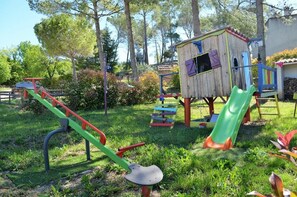 Children's area - Modern air-conditioned villa, rated 4 stars+large heated swimming pool+beach volleyball court (Flayosc)