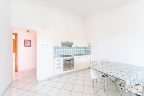 Kühlschrank, Herdplatte, Espressomaschine, Hochstuhl