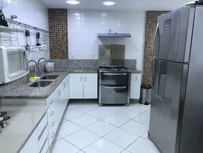 Micro-ondas, cafeteira/chaleira, talheres/pratos/utensílios de cozinha