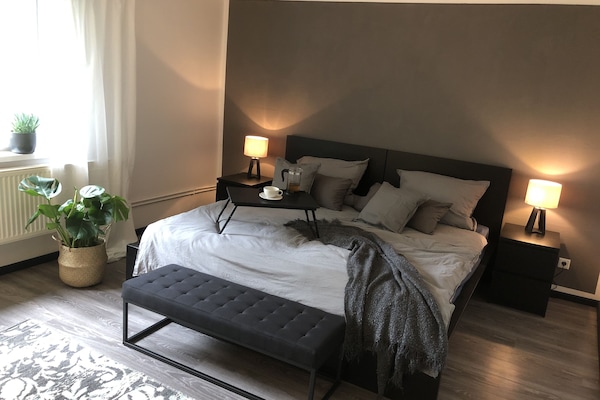 Schlafzimmer 1 mit Blick in den Garten mit einem Goldfischteich.