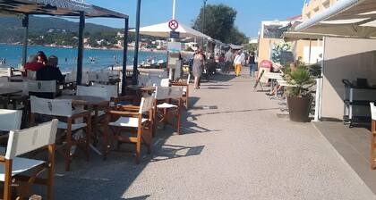 Var, Les Sablettes, Atypical apartment, almost in the water