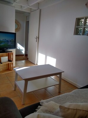 2 Schlafzimmer, Schreibtisch, Bügeleisen/Bügelbrett, Reisekinderbett