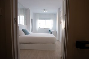 1 chambre, fer et planche à repasser, lit de bébé portatif