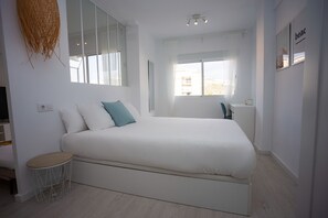 1 habitación, tabla de planchar con plancha y cuna de viaje 