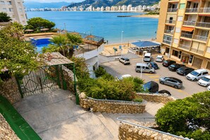 Un hotel frente al mar con piscina, aparcamiento y vistas al océano.
