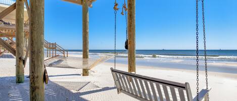 على الشاطئ، كراسي للتشمس