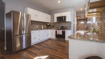 Réfrigérateur, four à micro-ondes, un four, surface de cuisson