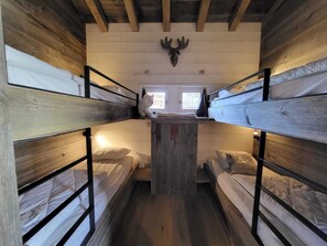 4 habitaciones, tabla de planchar con plancha, cuna de viaje y wifi