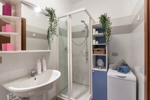 Een douche, een haardroger, handdoeken