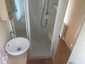 Cabin, 2 Queen Beds | Bathroom | Shower - Remarkable 2-bed Villa Caravan in Driffield (Driffield)