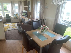 Cabin, 2 Queen Beds | Living room