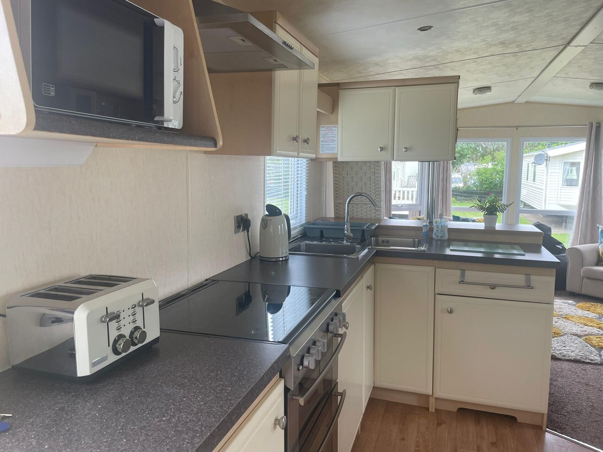 Cabin, 2 Queen Beds | Private kitchen | Fridge, microwave, oven, stovetop