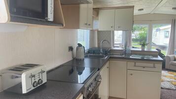 Cabin, 2 Queen Beds | Private kitchen | Fridge, microwave, oven, stovetop