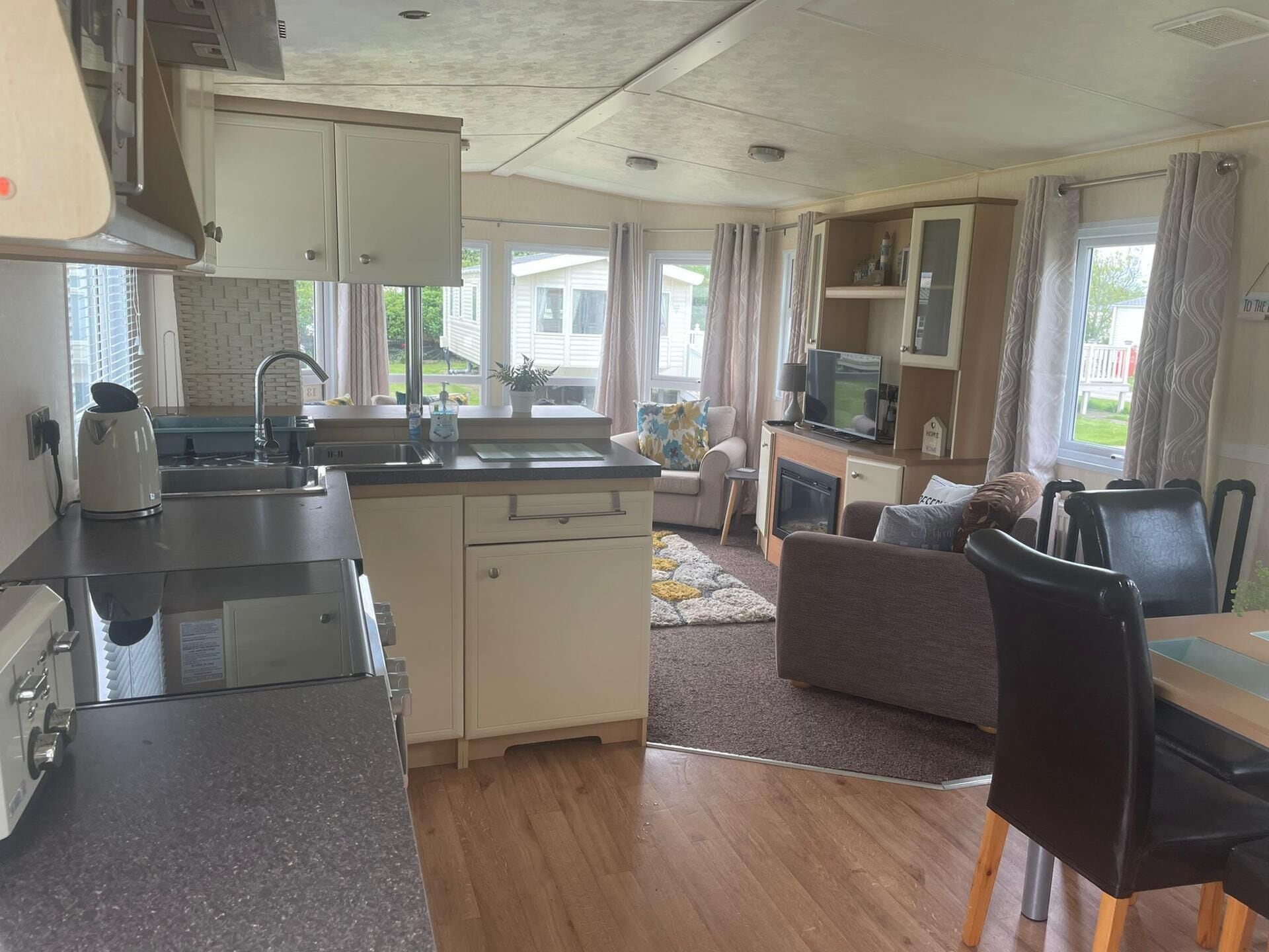 Cabin, 2 Queen Beds | Private kitchen | Fridge, microwave, oven, stovetop