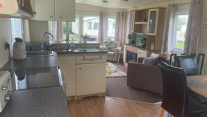Kabin, 2 Tempat Tidur Queen | Dapur pribadi | Lemari es, microwave, oven, dan kompor