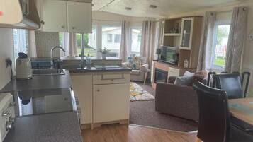 Cabin, 2 Queen Beds | Private kitchen | Fridge, microwave, oven, stovetop