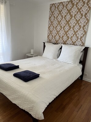 3 habitaciones, tabla de planchar con plancha y ropa de cama 