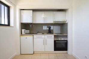 Réfrigérateur, micro-ondes, four, bouilloire électrique