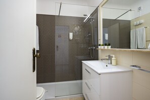 Dusche, Haartrockner, Handtücher