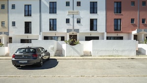 Une rangée d’immeubles d’appartements modernes, sur laquelle on peut lire l’inscription « MOURALIZ ».