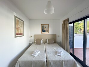 1 quarto, cofres nos quartos, ferros/tábuas de passar roupa