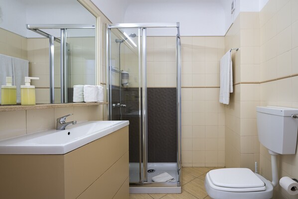 Douche, sĂšche-cheveux, serviettes fournies