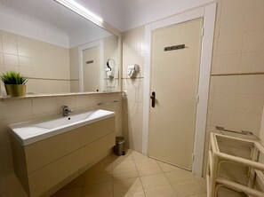 Chuveiro, secador de cabelo, toalhas de banho