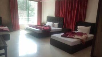 Deluxe Quadruple Room | Blackout drapes, iron/ironing board, free WiFi, bed sheets