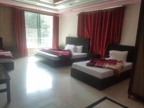 Deluxe Quadruple Room - Al Hamrah Hotel (Balakot)