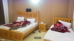 Deluxe-Dreibettzimmer | Verdunkelungsvorhänge, Bügeleisen/Bügelbrett, kostenloses WLAN