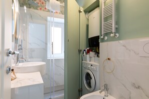 Appartamento Design | Bagno | Doccia, soffione a pioggia, bidet, asciugamani
