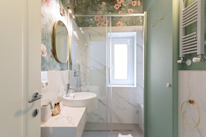 Appartamento Design | Bagno | Doccia, soffione a pioggia, bidet, asciugamani