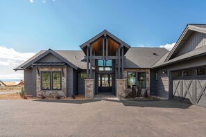 Exterior - Firepit, Hot Tub & Scenic Views | Pioneer at Brasada Ranch Resort by AvantStay (Powell Butte)