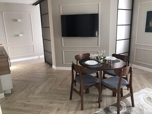 Appartamento Superior | Area soggiorno | TV a schermo piatto 40 pollici con canali via cavo, TV