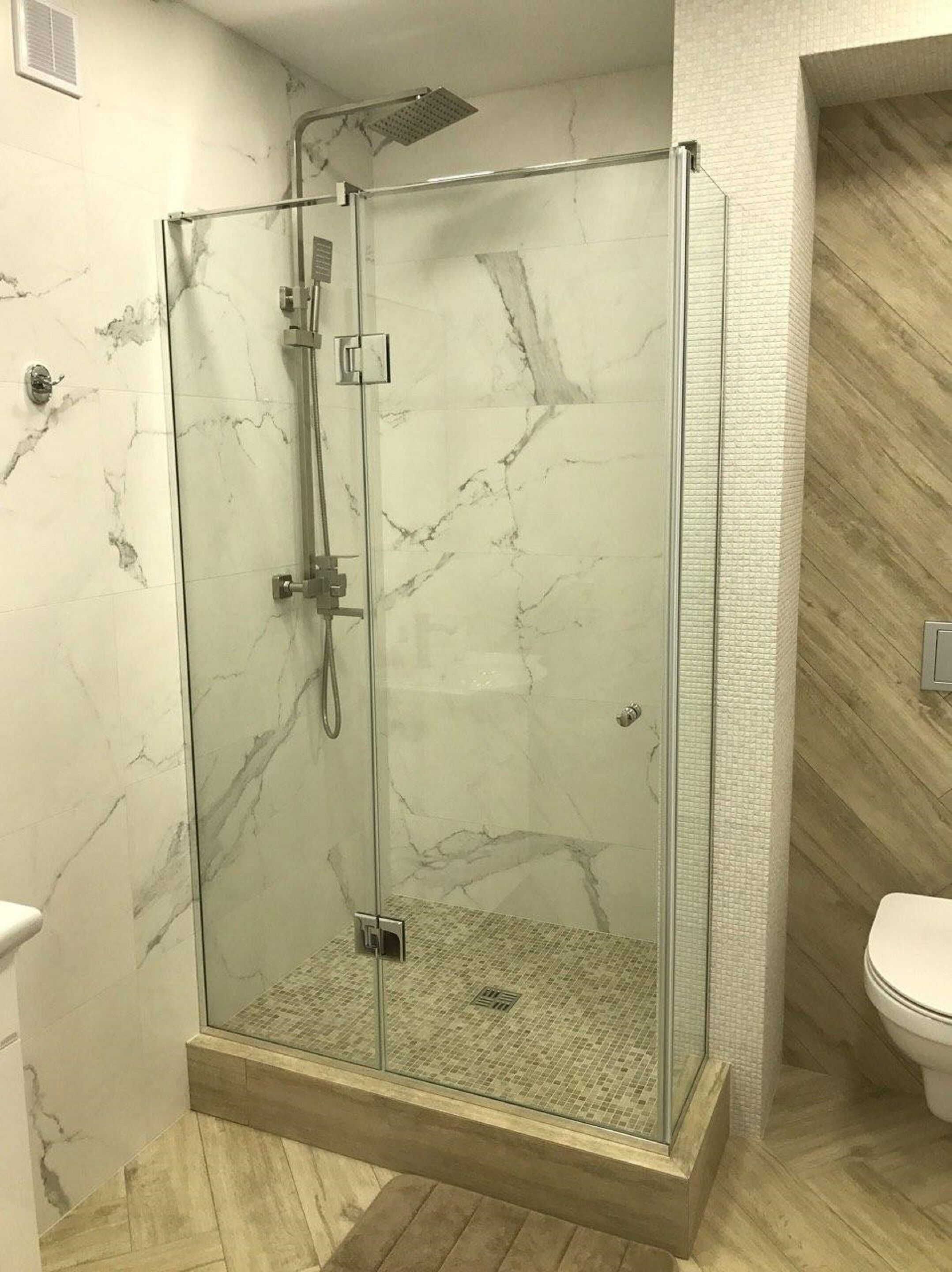 Superior appartement | Badkamer | Een douche, een hydromassagedouche, gratis toiletartikelen
