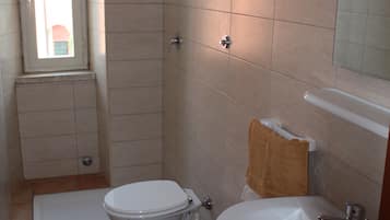 Douche, sèche-cheveux, bidet, serviettes fournies