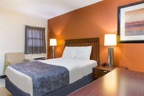 Escritorio, tabla de planchar con plancha y ropa de cama