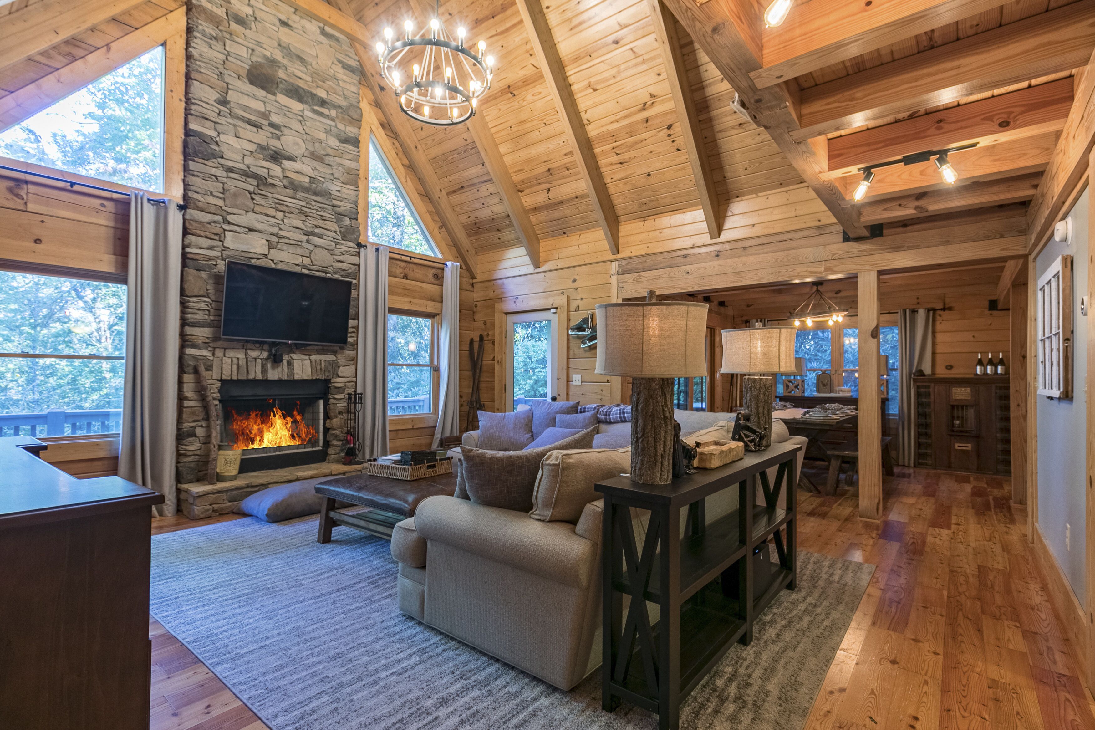 Flat-screen TV, fireplace, Netflix, streaming services