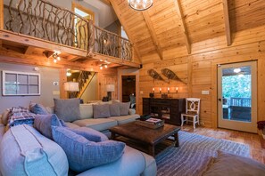 Flatskjerm-TV, peis, Netflix og strømmetjenester