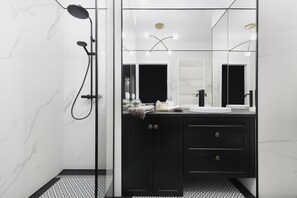 Design Apartment | Bathroom | Hair dryer, towels, toilet paper - EASY RENT Apartments - CENTRUM 1 (Lublin)